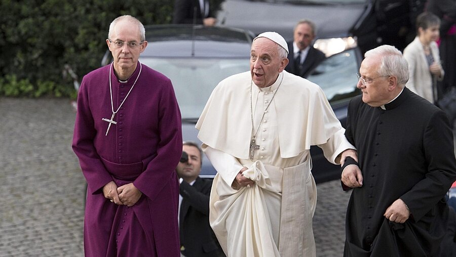 Papst Franziskus (m.) und der anglikanische Erzbischof Justin Welby (l.) / © Maurizio Brambatti (dpa)