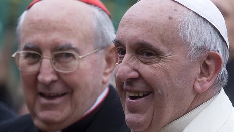Kardinalvikar Agostino Vallini und Papst Franziskus / © Claudio Peri (dpa)