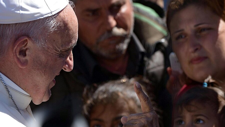 Papst Franziskus bei seinem Besuch auf Lesbos / © Filippo Monteforte / Pool (dpa)