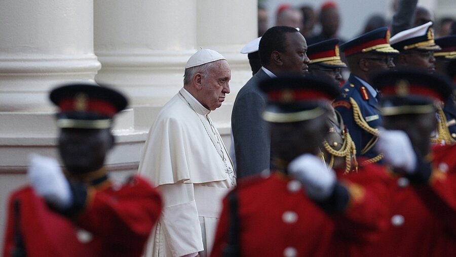 Begrüßungszeremonie mit Papst Franziskus und Kenias Präsidenten Kenyatta / © Paul Haring (dpa)