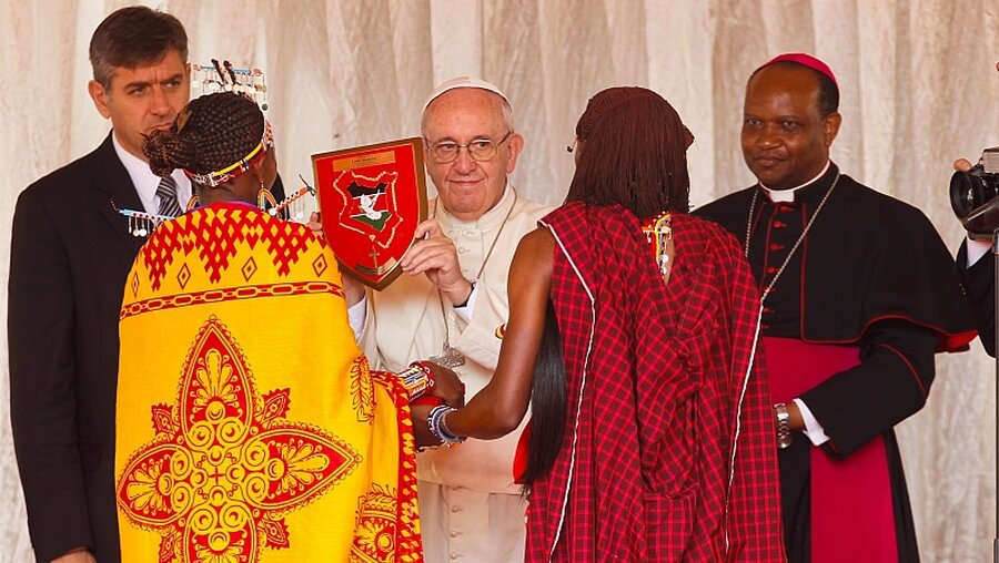 Franziskus erhält von kenianischen Jugendlichen ein Geschenk / © Daniel Irungu (dpa)