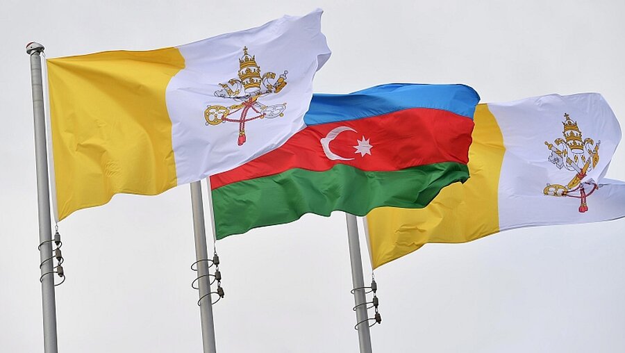 Flaggen des Vatikan und von Aserbaidschan / © Luca Zennaro (dpa)