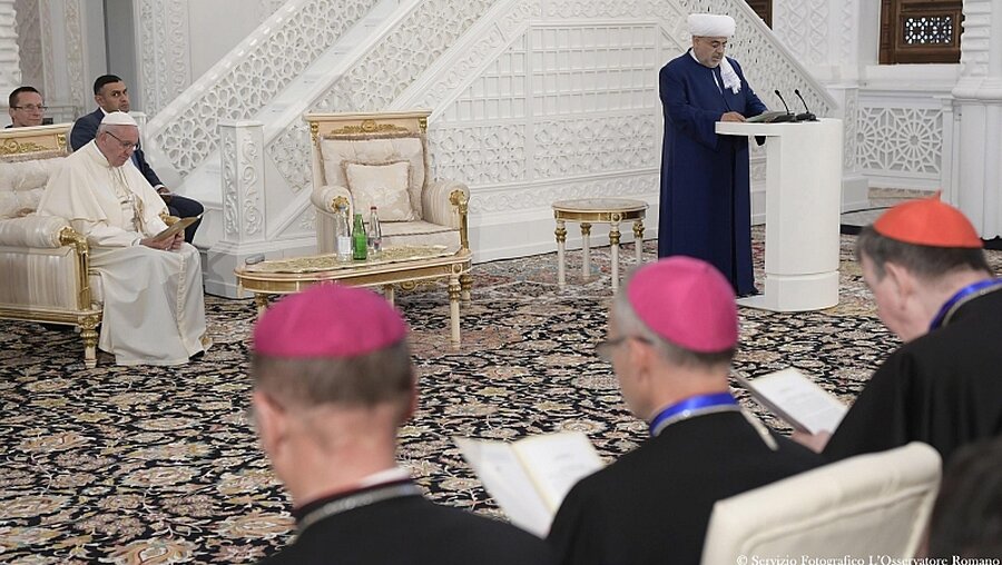 Papst Franziskus besucht Bakus wichtigste Moschee / © EPA/L'Osservatore Romano (dpa)