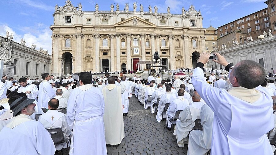  Franziskus feierte einen Gottesdienst mit Priestern und Priesteramtskandidaten aus aller Welt zum Abschluss ihrer dreitägigen Wallfahrt zum Heiligen Jahr in Rom. / © Giorgio Onorati (dpa)