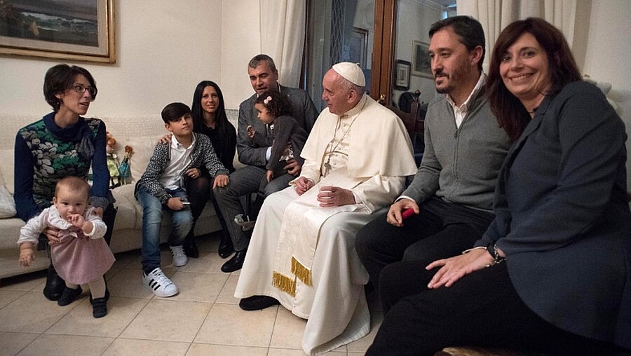 Papst Franziskus besucht Ex-Priester und ihre Familien / © EPA/L'Osservatore Romano (dpa)