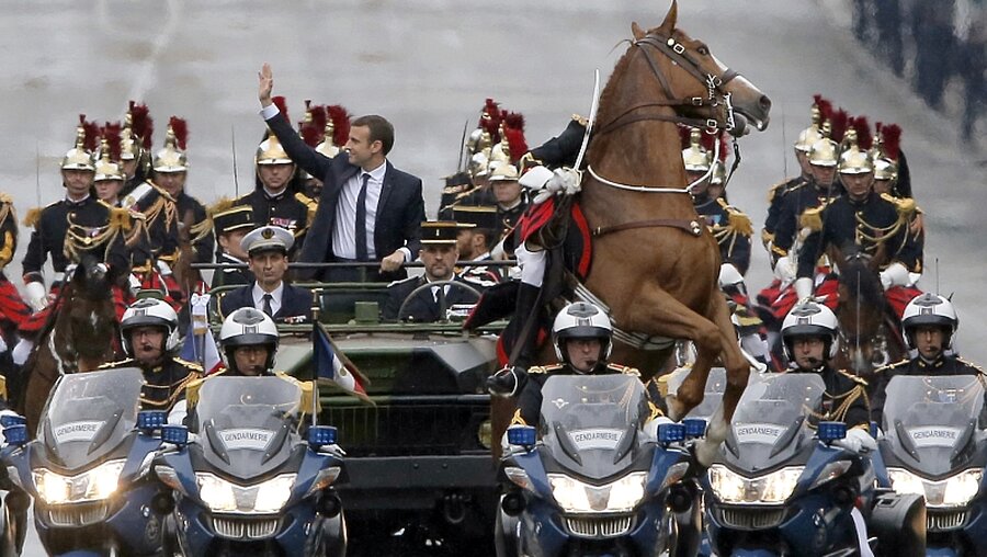 Präsident Emmanuel Macron hat das Recht in die Lateranbasilika einzureiten / © Michel Euler (dpa)