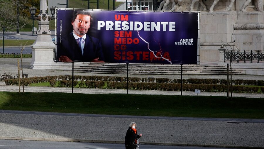 Präsidentenwahl im Hochrisikogebiet Portugal: Wahlkampfplakat für den Präsidentschaftskandidaten Andre Ventura / © Armando Franca (dpa)