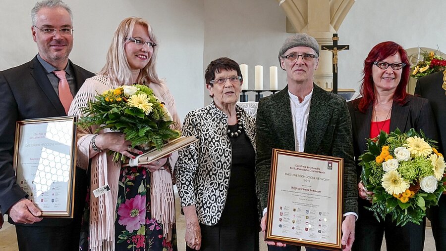 Preisträger Markus und Susanna Nierth (l.), Laudatorin Rita Süssmuth sowie das Ehepaar (r) Horst und Birgit Lohmeyer / © Peter Endig (dpa)