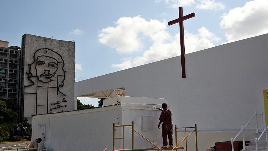 Kubas Regierung geht auf die Kirche zu / © Alejandro Ernesto (dpa)