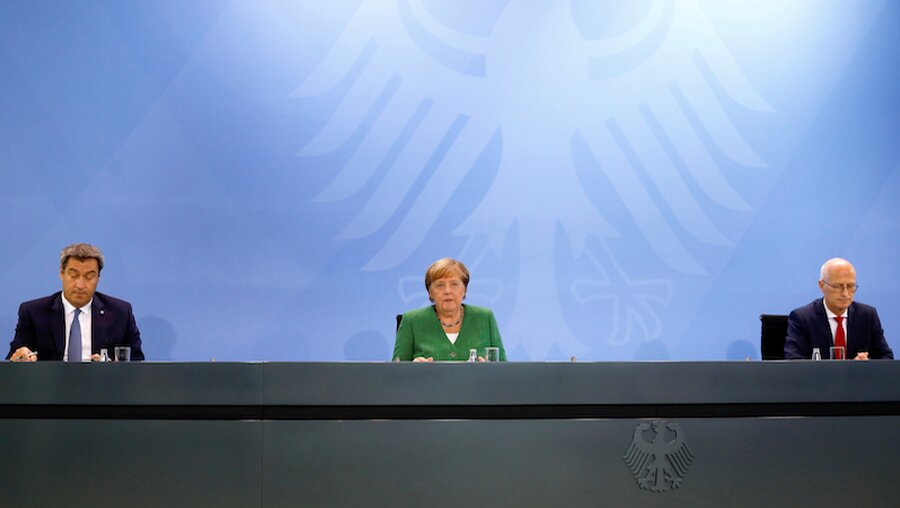 Pressekonferenz nach dem Treffen von Kanzlerin und Ministerpräsidenten / © Michele Tantussi (dpa)