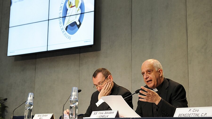 Erzbischof Salvatore Fisichella (r.) bei einer Pressekonferenz zum Heiligen Jahr / © Paolo Galosi (KNA)