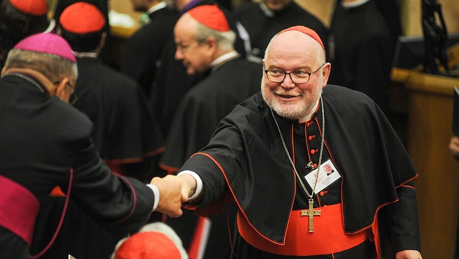 Kardinal Marx begrüßt einen Kollegen / © Romano Siciliani (KNA)