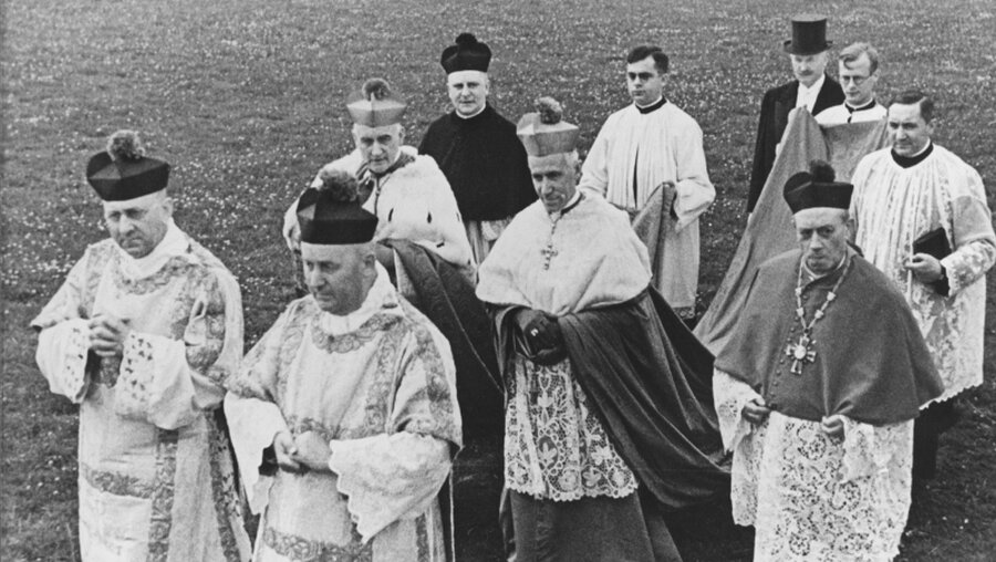 Priester Bernhard Lichtenberg (vorne l.) auf dem Katholikentag 1934 in Berlin / © KNA-Bild (KNA)