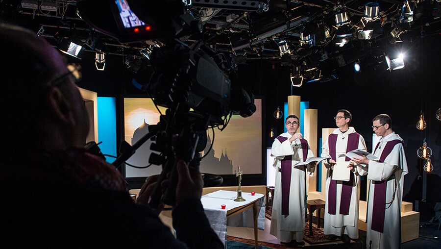 Priester lassen eine Messe aufgrund des Coronavirus in einem Fernsehstudio aufgezeichnen / © Corinne Simon (KNA)