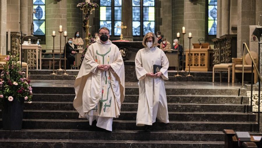 Priester und Predigerin beim Gottesdienst im Essener Dom zum "Predigerinnentag" der kfd / © Rudolf Wichert (KNA)
