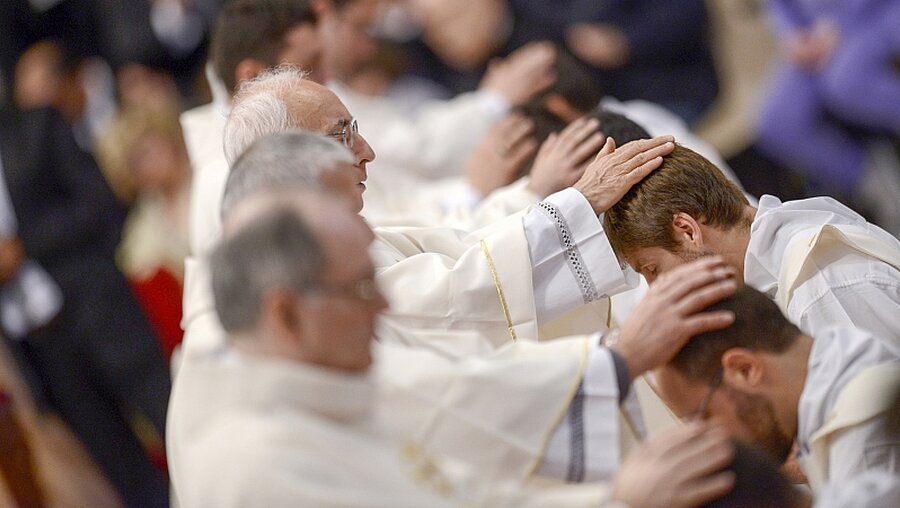 Da ist die Kirchenwelt in Ordnung: Priesterweihe im Vatikan / © Cristian Gennari (KNA)