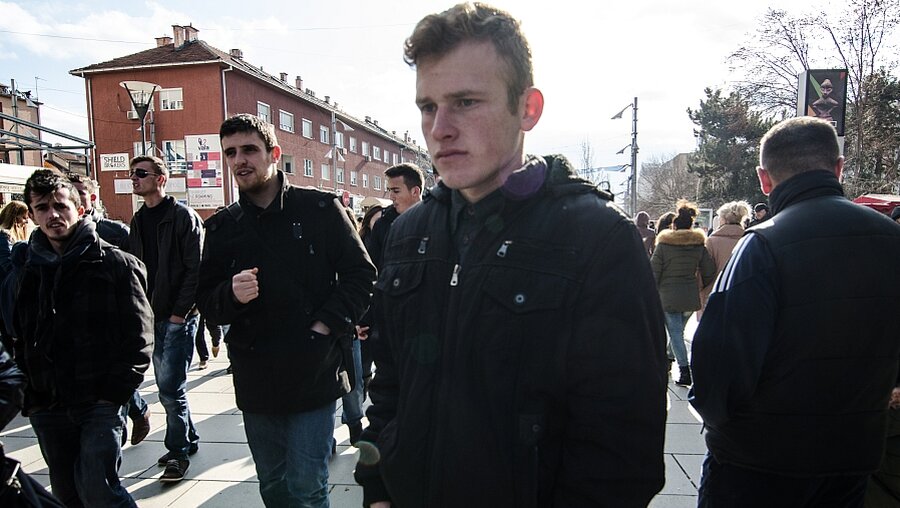 Jugendliche im Kosovo  (dpa)