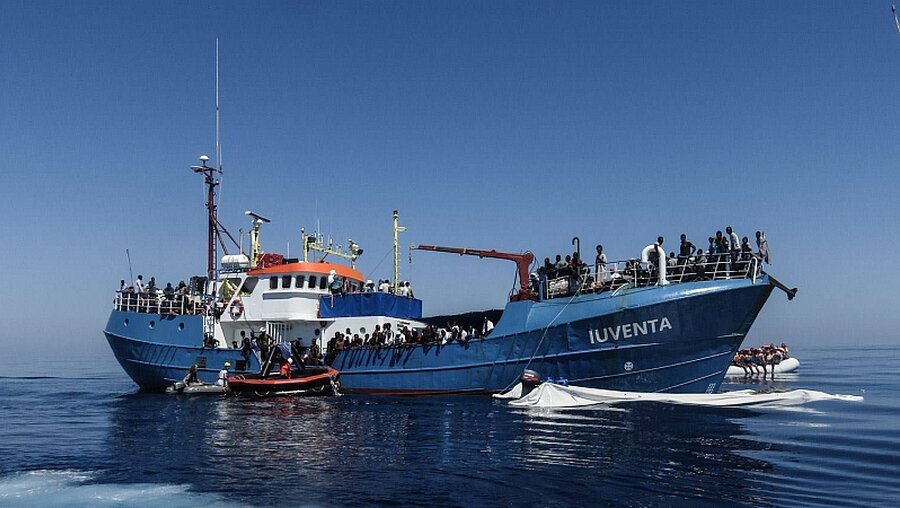 Überfülltes Rettungsboot "Iuventa" / © IUVENTA Jugend Rettet e.V. (dpa)