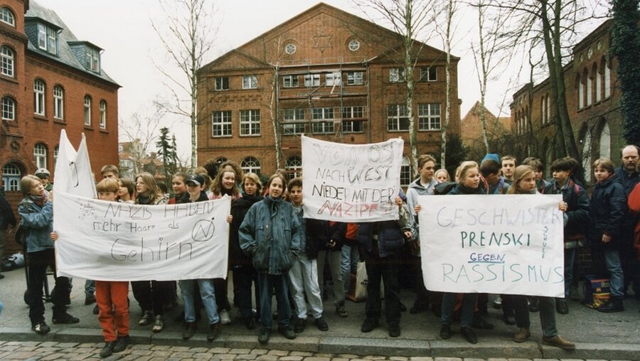 Protest nach dem Anschlag gab es auch von Schülern. / © Jo Marwitzky (epd)