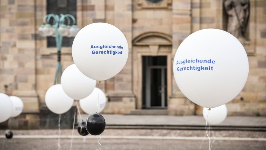 Protest von Opferorganisationen vor dem Fuldaer Dom (Archiv) / © Julia Steinbrecht (KNA)