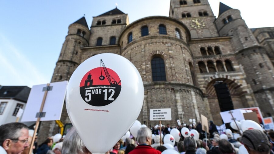 Protestaktion "5 vor 12" gegen Großpfarreien der Initiative "Kirche vor Ort" / © Harald Oppitz (KNA)