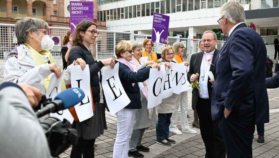 Protestaktion beim Synodalen Weg / © Julia Steinbrecht (KNA)