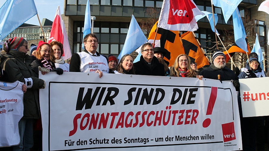 Demo gegen Sonntags-Ladenöffnung vor dem Düsseldorfer Landtag / © Henning Schoon (Kirchenzeitung Koeln)
