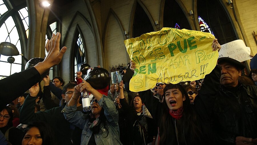 Proteste gegen Bischof Barros / © Felipe Trueba (dpa)