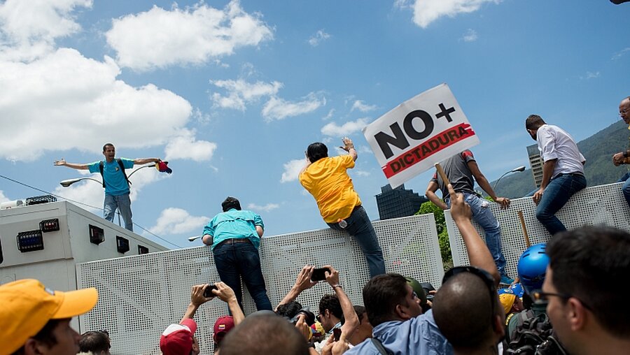 Anhänger der Opposition demonstrieren am 01.04.2017 gegen die Regierung Nicolas Maduros in Caracas, Venezuela.  / © Manaure Quintero (dpa)