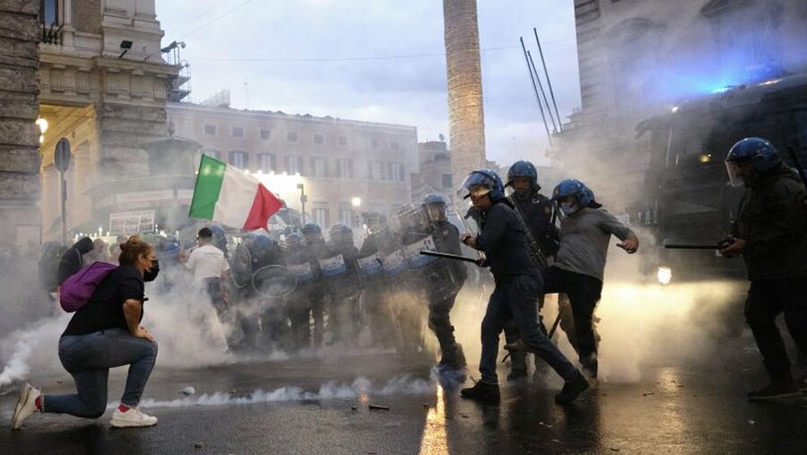 Protestteilnehmer und Polizisten in Rom, Italien / © Mauro Scrobogna/LaPresse/AP (dpa)