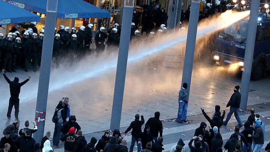 Polizei setzt 2014 gegen Hogesa-Demonstranten Wasserwerfer ein / © Thilo Schmülgen (dpa)