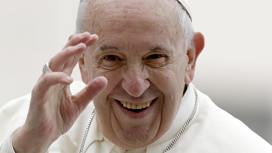 Papst Franziskus winkt / © Andrew Medichini (dpa)