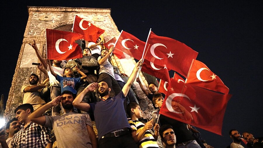 Erdogan-Anhänger mit Militärgruß / © Sedat Suna (dpa)