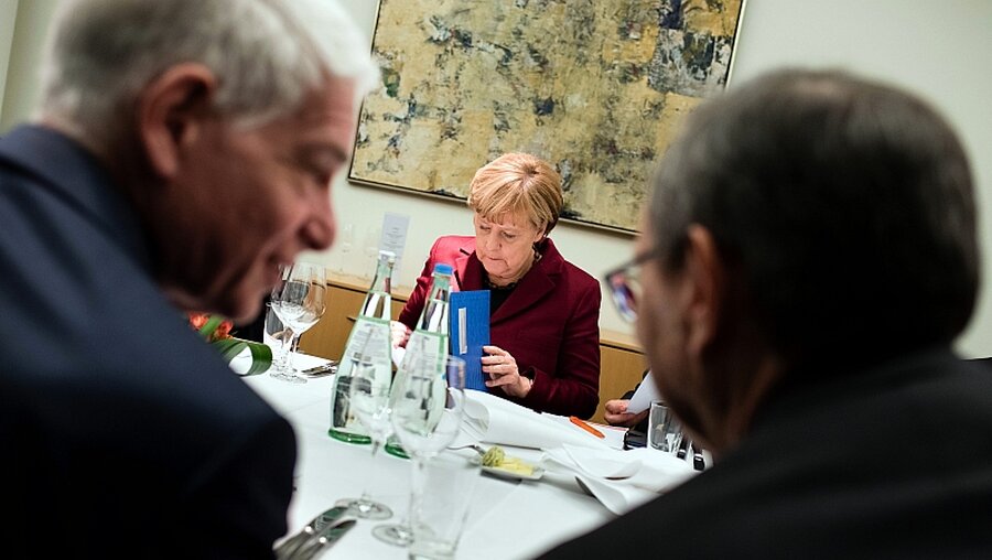 Josef Schuster gegenüber von Angela Merkel / © Gregor Fischer (dpa)