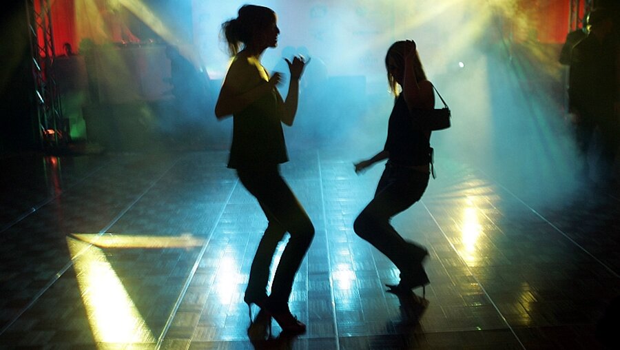 Zwei Tanzende in einer Disco / © Jens Kalaene (dpa)