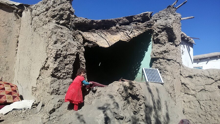 Ein Kind nach dem Erdbeben in Afghanistan / © Muhammad Sharif (dpa)