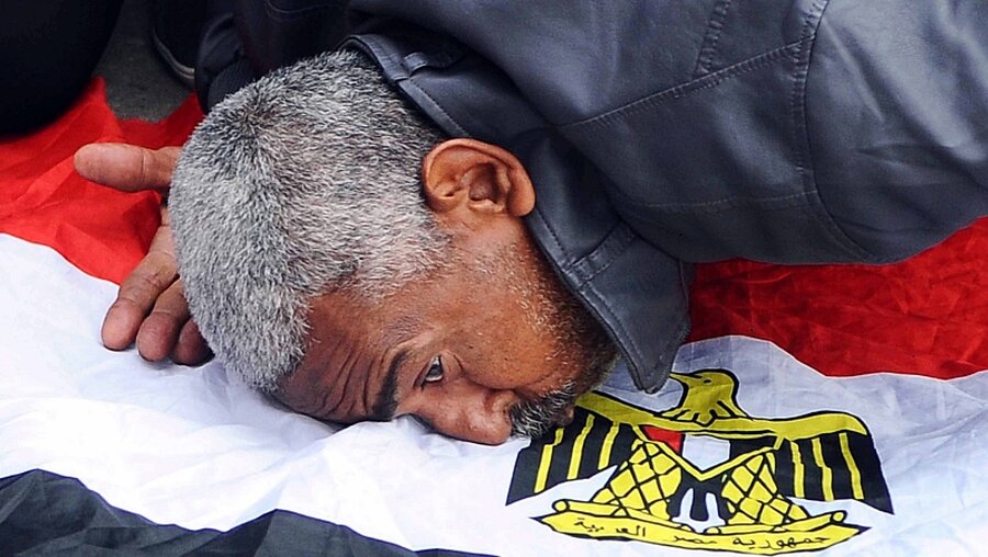 Anhänger von Ägyptens Präsident al-Sisi küsst die Flagge / © Tarik Faramawy (dpa)