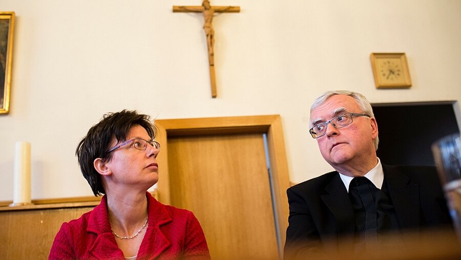 Erzbischof Koch und Ulrike Kostka (l) / © Gregor Fischer (dpa)
