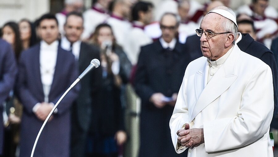 Papst Franziskus betet vor Mariensäule / © Cristian Gennari (KNA)
