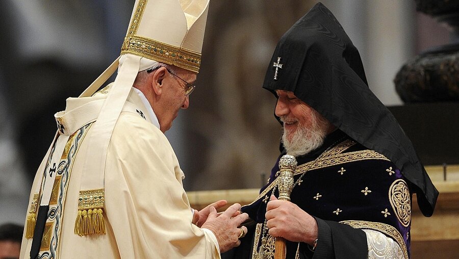Papst mit Patriarch Karekin II. (dpa)