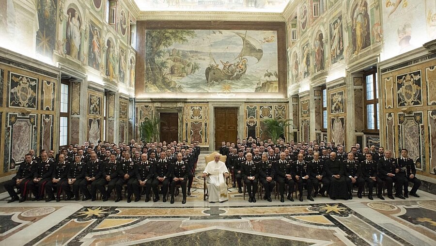 Papst mit Carabinieri / © Osservatore Romano (dpa)
