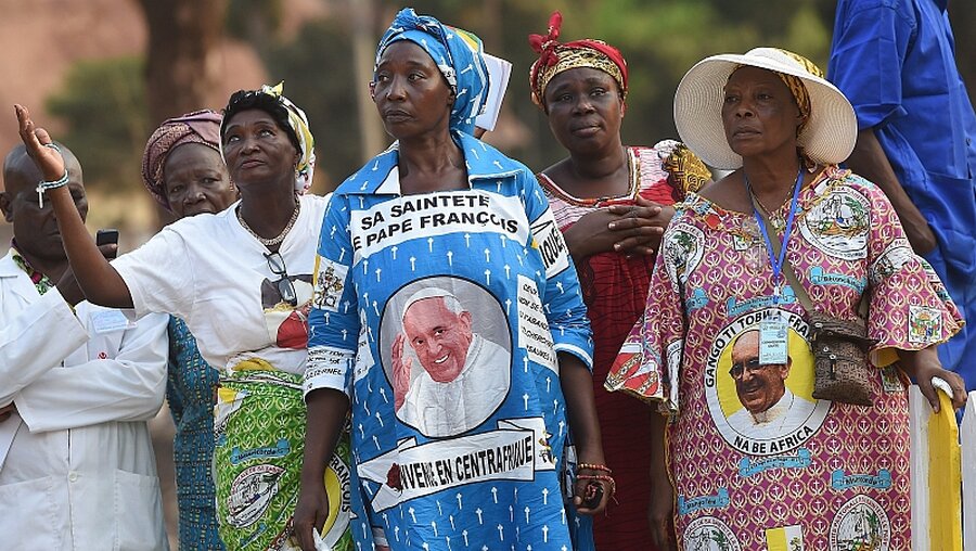 Frauen in Bangui, Zentralafrikanische Republik / © Daniel Dal Zennaro (dpa)
