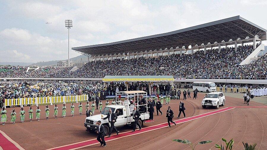 Papst im Stadion von Bangui / © Daniel Dal Zennaro (dpa)