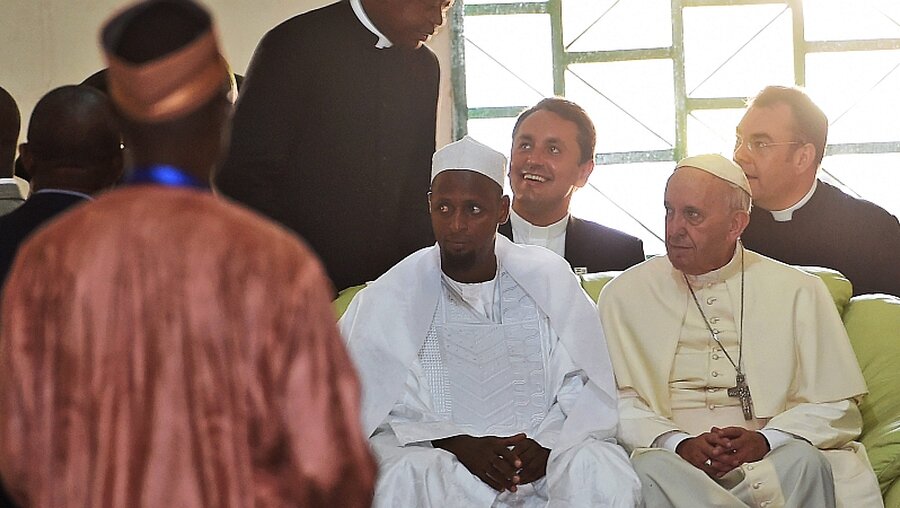 Papst mit Muslimen in Bangui / © Daniel Dal Zennaro (dpa)