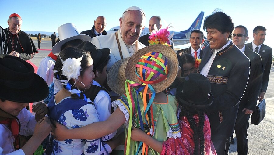 5. Juli. Seine neunte Auslandsreise führt Papst Franziskus wieder nach Südamerika.. In Bolivien ruft der Papst zu Gemeinschaft und Inklusion der Schwachen auf und warnt vor einem grenzenlosen Konsumismus.  (dpa)
