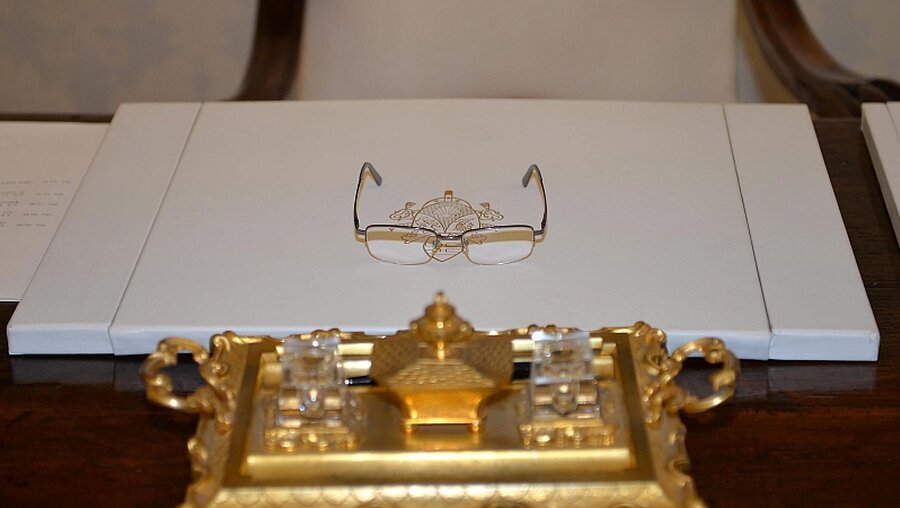 Brille von Papst Franziskus / © Maurizio Brambatti (dpa)