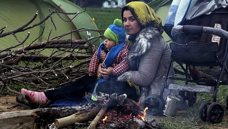 Frau mit Kind im Flüchtlingslager Idomeni / © Simela Pantzartzi (dpa)