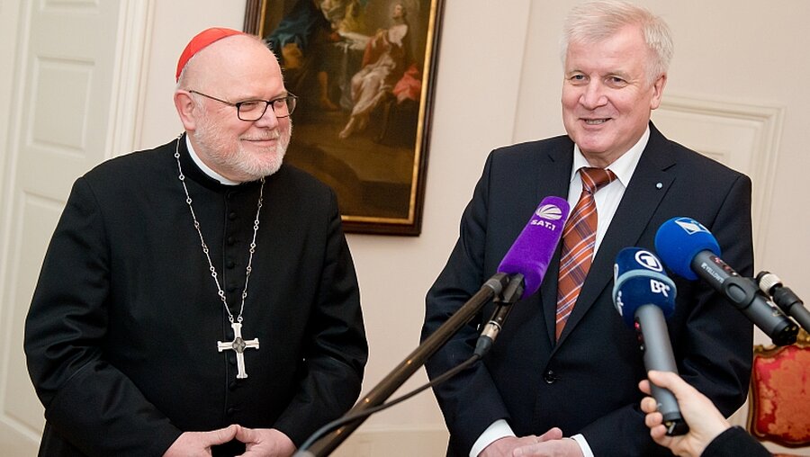 Kardinal Marx (l) und Ministerpräsident Seehofer  / © Sven Hoppe (dpa)
