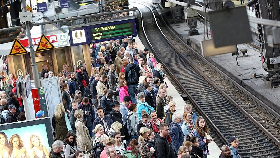 Symbolbild Bahnstreik: Pendler brauchen in dieser Woche gute Nerven (dpa)