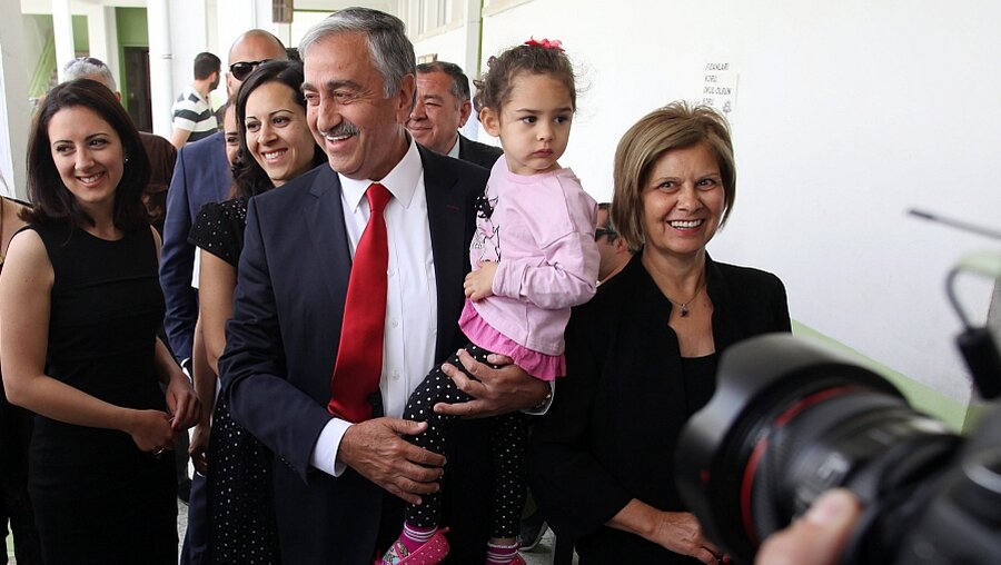 Mustafa Akinci mit Familie (dpa)